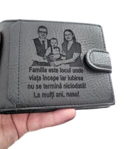 portofel negru cu capsa Familia este Locul!