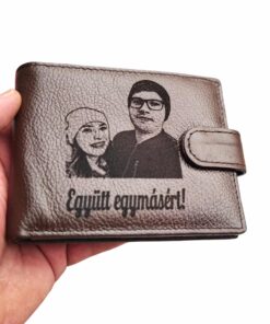 portofel maro cu capsa personalizat cu poza si text maghiara.