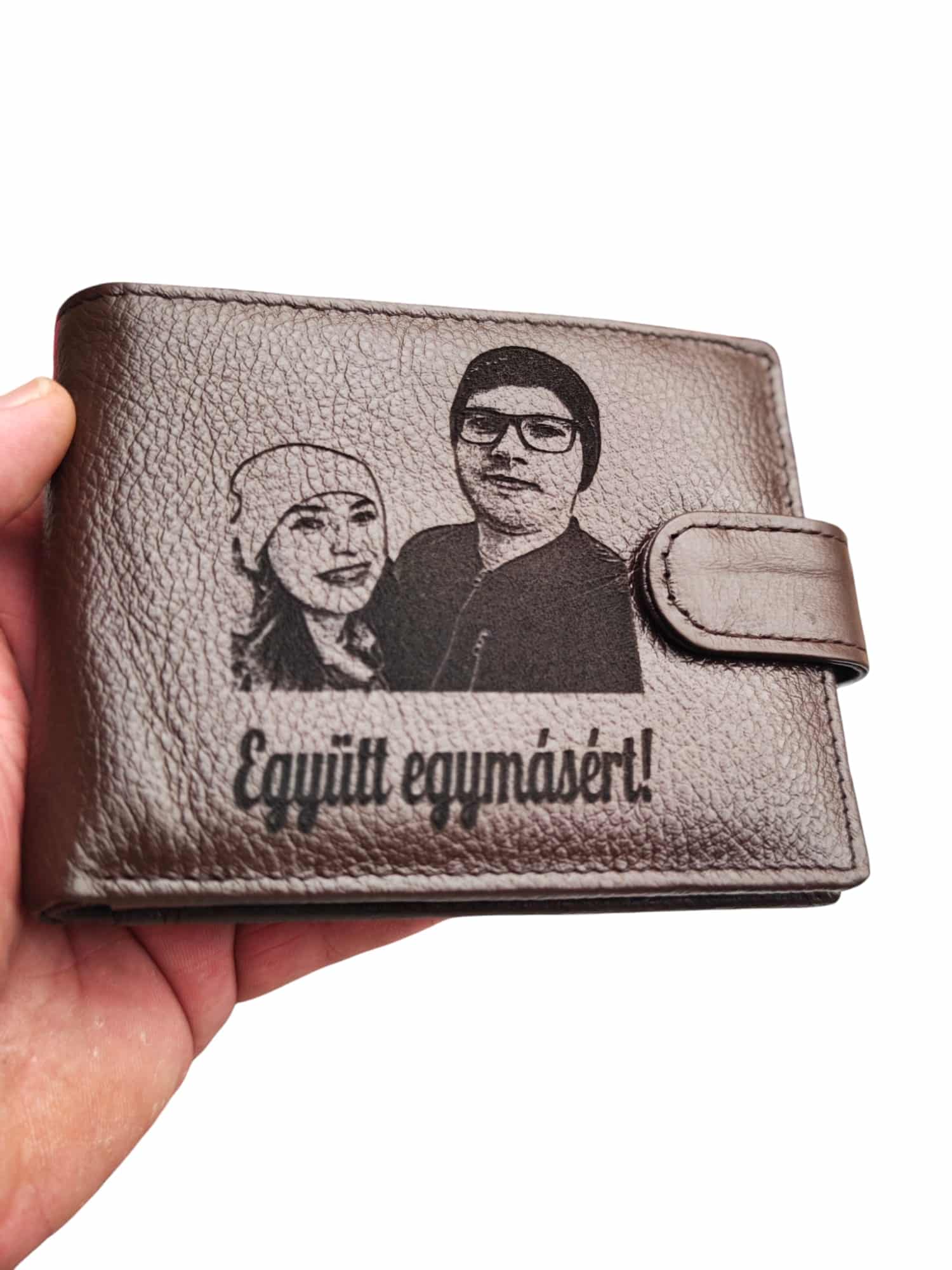portofel maro cu capsa personalizat cu poza si text maghiara.