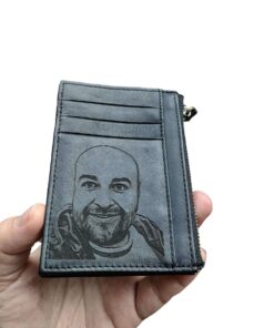 Port card negru din piele naturala personalizat cu poza tip portret si text scurt
