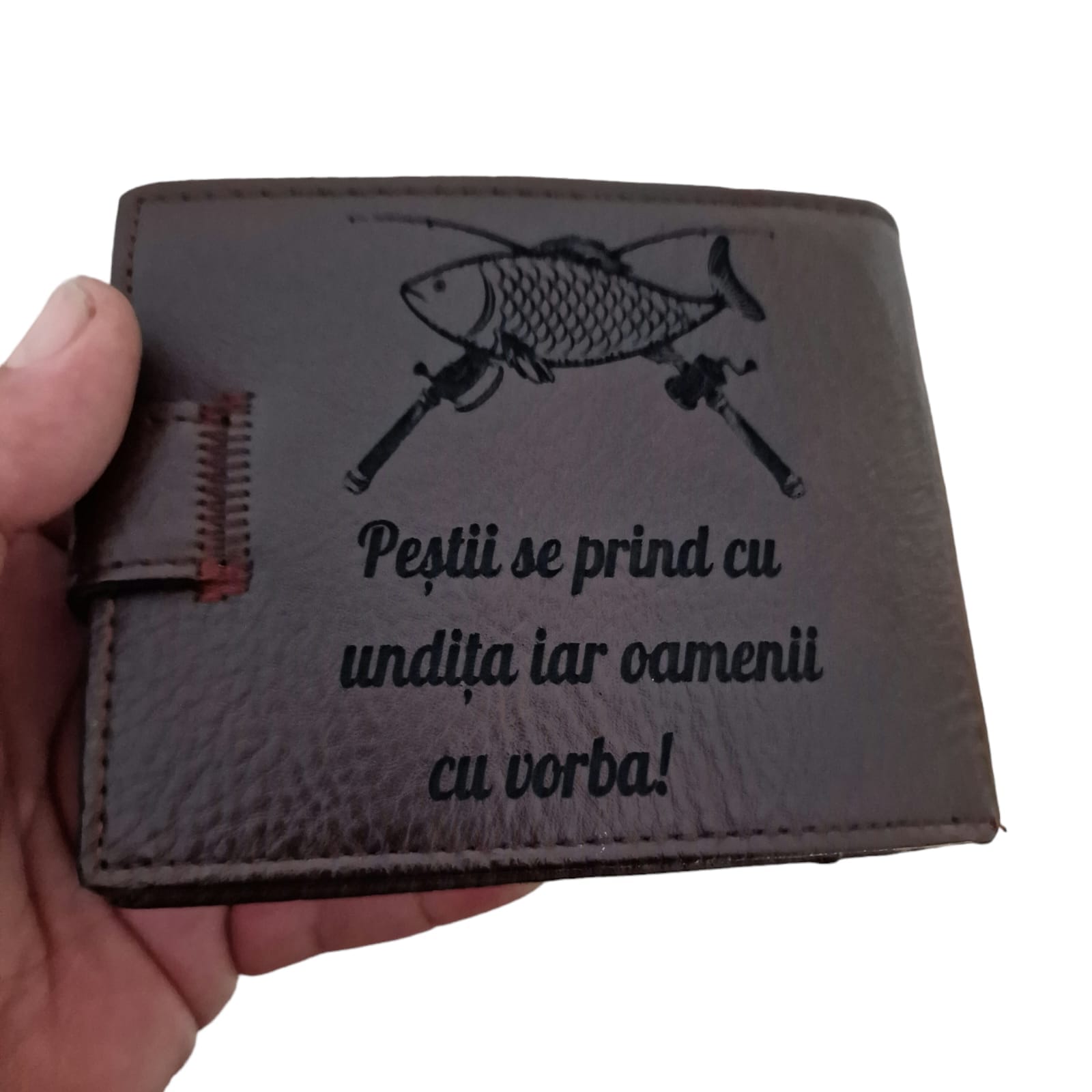 portofel maro cu capsa Pestii se prind cu undita