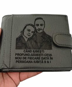 portofel personalizat negru cu capsa Cand Iubesti Profund Gasesti ceva