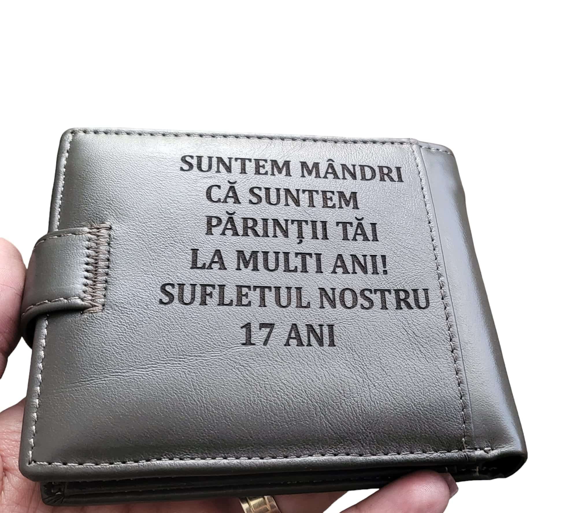 portofel gri cu capsa piele naturala Suntem mandri.