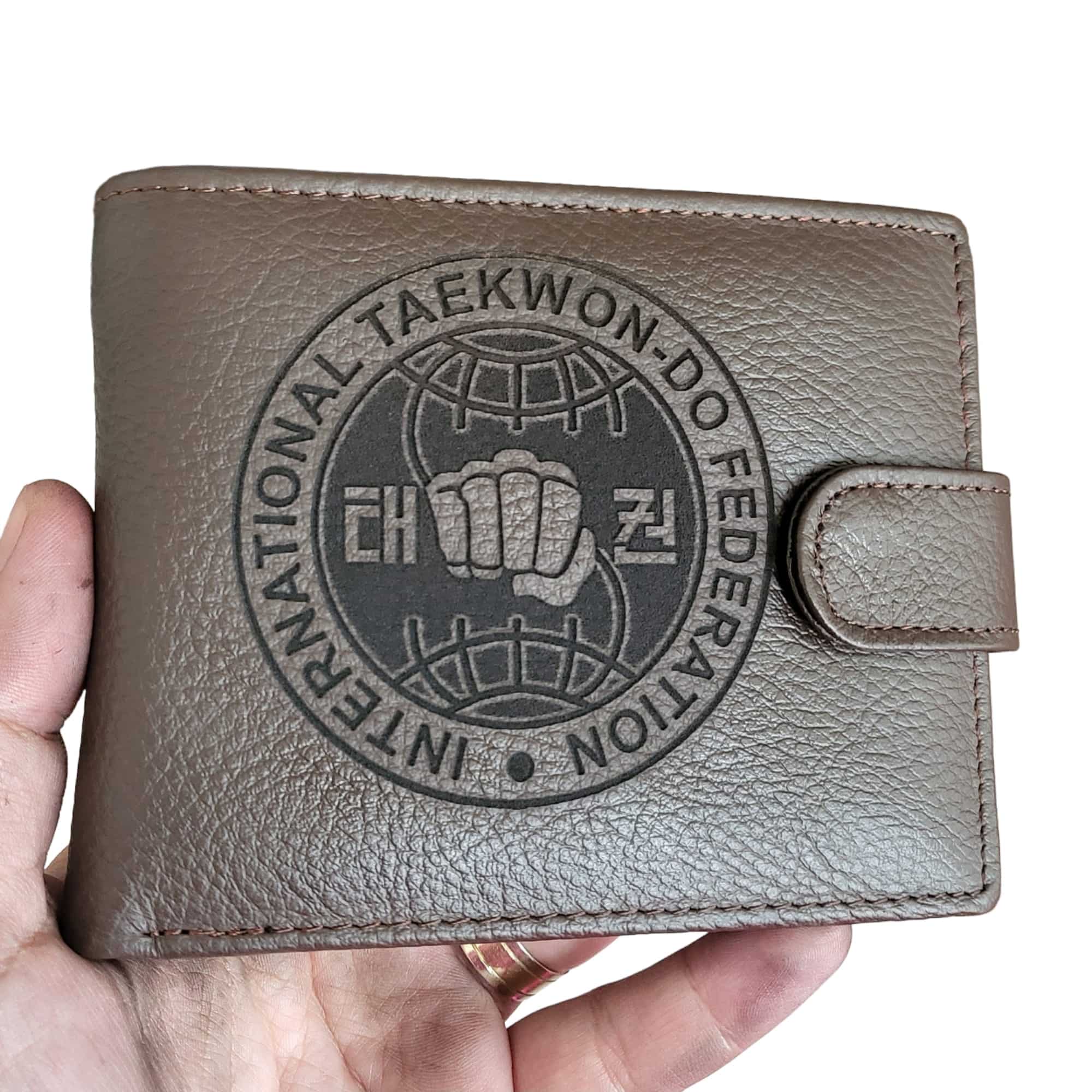portofel personalizat maro cu capsa logo Karate