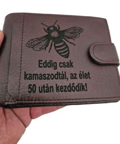 portofel maro cu capsa albina si text in limba maghiara