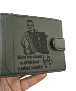 portofel negru cu capsa muzician acordeon