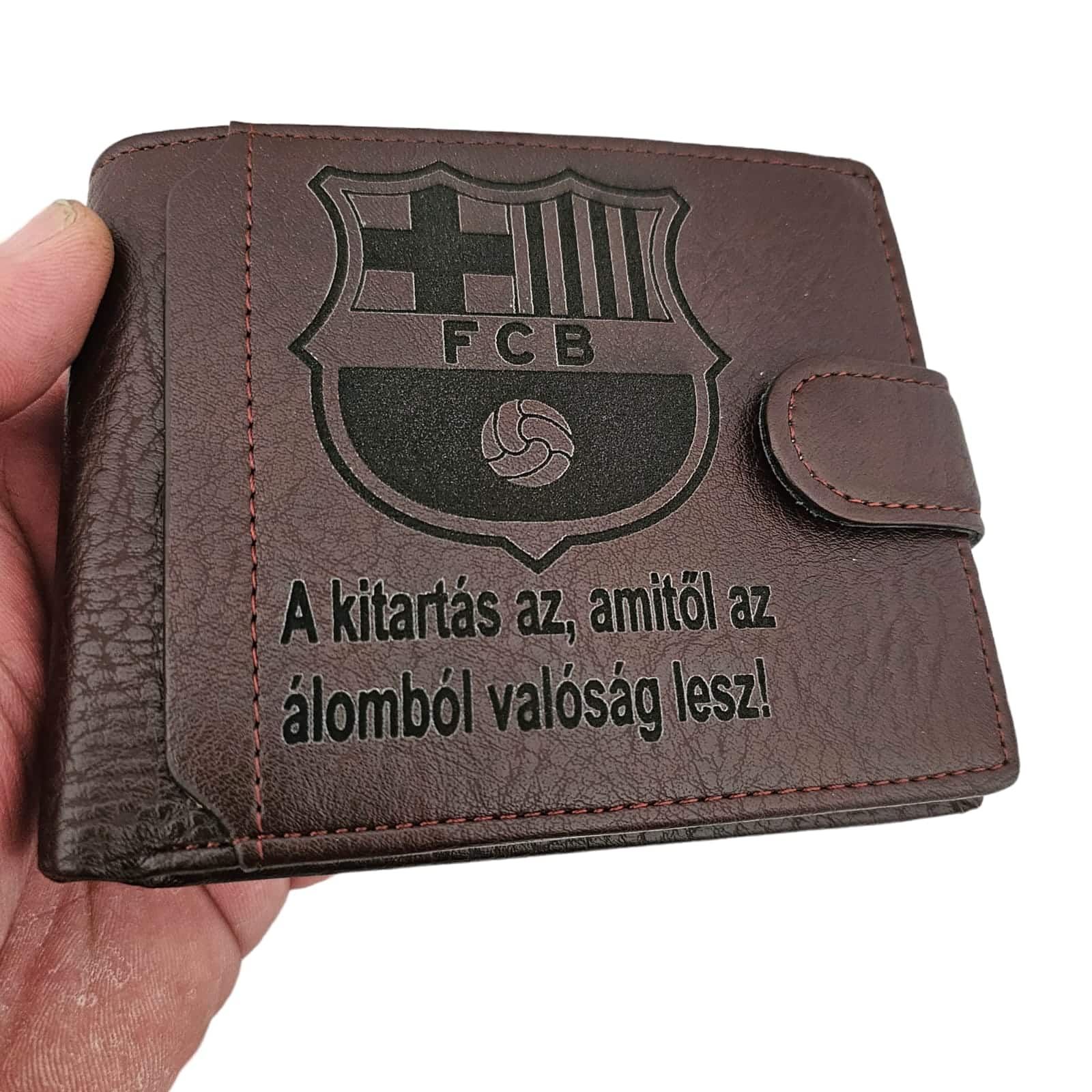 portofel maro cu capsa logo fotbal si text limba maghiara