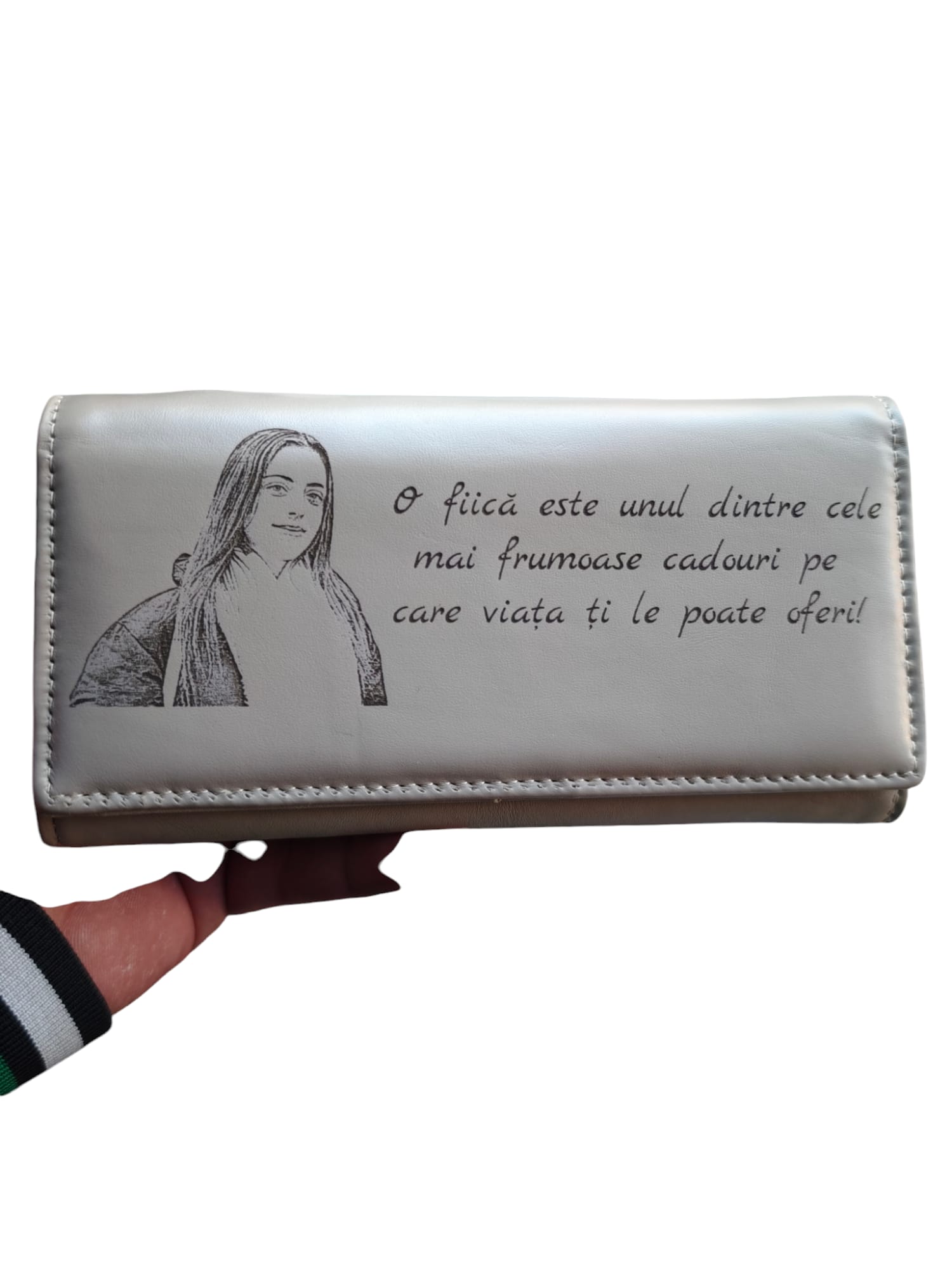 portofel cu poza si text dama beige Fiica