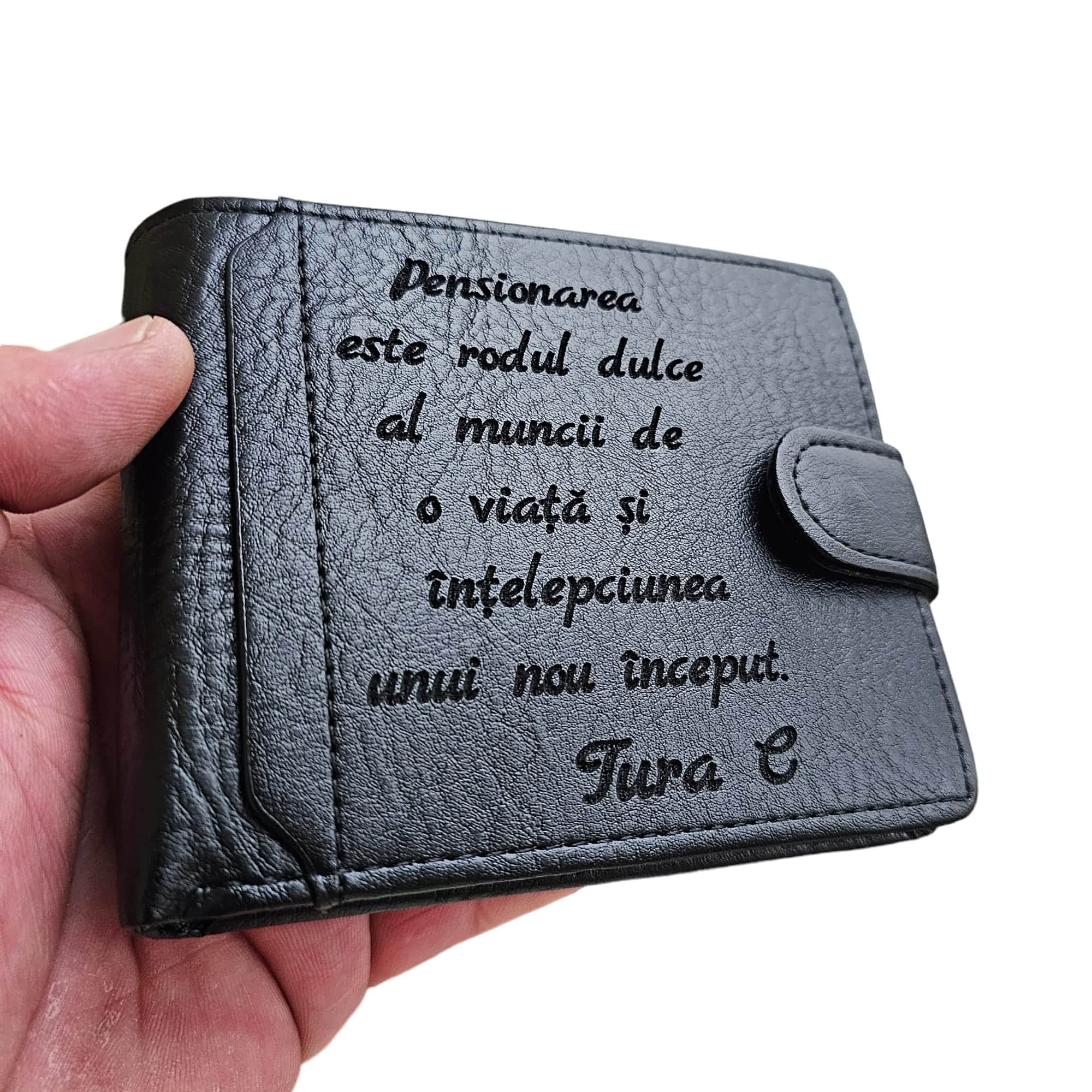 Portofel negru cu capsa personalizat Pensionarea este rodul muncii