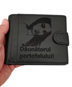 portofel negru cu capsa daunatorul
