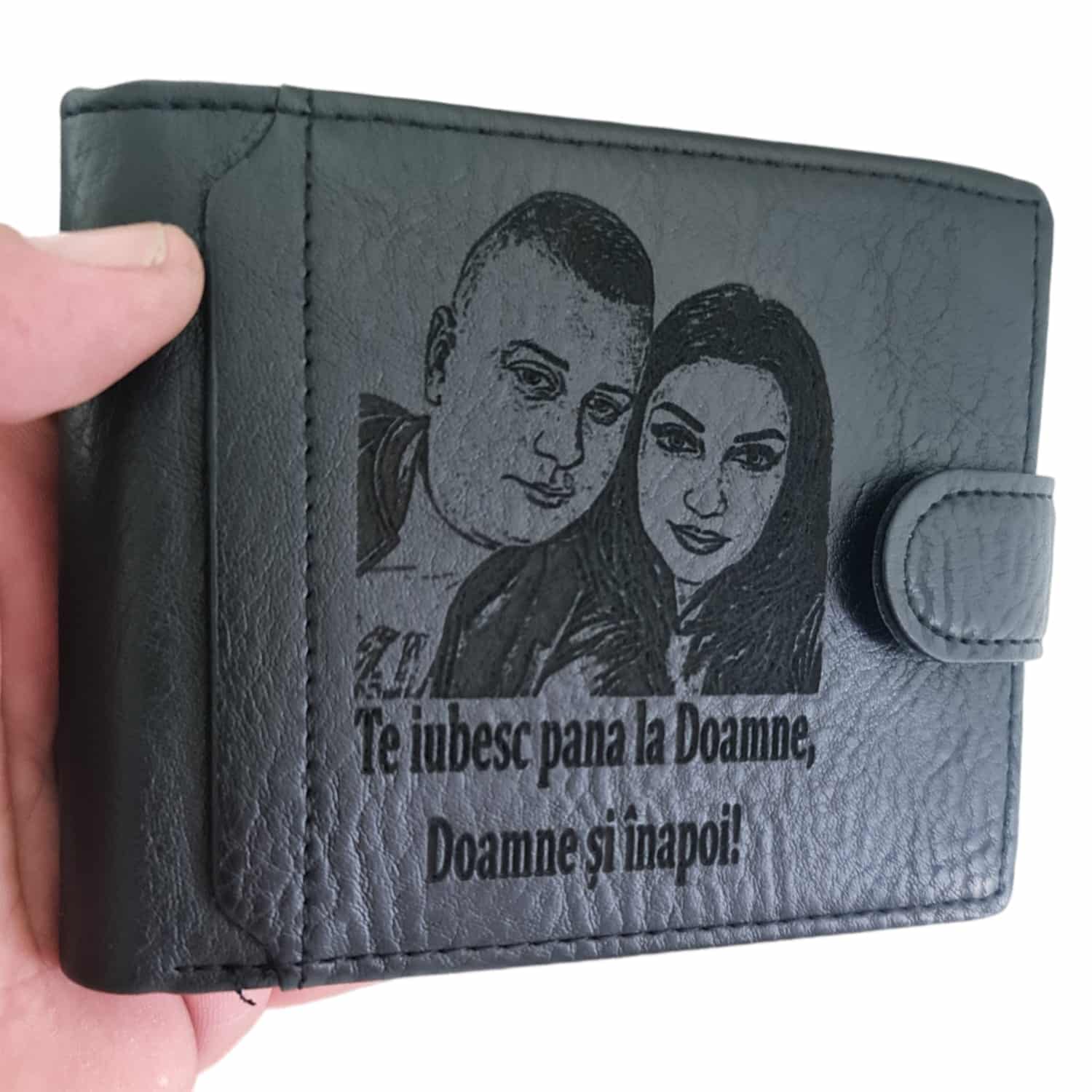 portofel personalizat negru cu capsa Te iubesc pana la Doamne Doamne