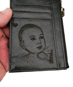 Port card negru din piele naturala personalizat cu poza tip portret si text scurt 2