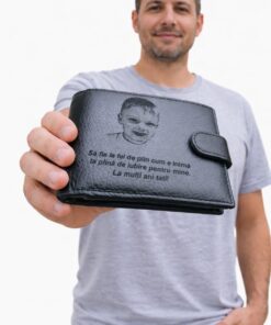 Portofel Bărbat din Piele Naturală – eleganță, durabilitate și emoție Descoperă portofelul perfect pentru bărbatul modern – realizat din piele naturală premium, cu un design elegant și funcțional, creat pentru utilizare zilnică. ✨ Design personalizat cu impact emoțional Gravura de înaltă precizie transformă portofelul într-un cadou unic, ideal pentru tată, soț sau iubit. Un mesaj special și o fotografie dragă îl fac mai mult decât un simplu accesoriu. 🖤 Material premium Fabricat din piele naturală rezistentă, cu textură plăcută și aspect rafinat, ce își păstrează calitatea în timp. 📂 Compartimentare inteligentă – Multiple sloturi pentru carduri – Compartiment pentru bancnote – Spațiu pentru acte – Închidere sigură cu capsa 🎁 Cadoul perfect pentru orice ocazie Zi de naștere, aniversare sau surpriză – un portofel personalizat transmite emoție și apreciere. 💬 Nu este doar un portofel, este o amintire purtată zilnic.