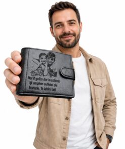 🖤 Portofel bărbătesc din piele naturală – eleganță, durabilitate și stil personalizat Descoperă un portofel bărbătesc din piele naturală, realizat cu atenție la detalii și conceput pentru bărbații care apreciază calitatea și stilul autentic. Fabricat din piele naturală premium, acest portofel oferă rezistență în timp, un aspect elegant și o senzație plăcută la atingere. ✔️ Material premium – piele naturală durabilă, care capătă un aspect unic în timp ✔️ Compartimentare inteligentă – spațiu pentru bancnote, carduri și acte ✔️ Design modern și practic – perfect pentru utilizare zilnică ✔️ Sistem de închidere sigur – protejează conținutul portofelului ✔️ Personalizare unică – gravură laser cu mesaj sau fotografie (cadoul perfect) Acest portofel din piele pentru bărbați este alegerea ideală atât pentru tine, cât și pentru un cadou special. Fie că vrei să impresionezi sau să oferi un obiect cu valoare sentimentală, varianta personalizată transformă portofelul într-o amintire de neuitat. 🎁 Cadoul perfect pentru tată, iubit sau soț – un accesoriu util, dar și plin de emoție